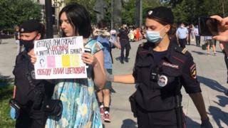 В Москве задержаны более 30 участниц акции в поддержку феминистки Юлии Цветковой