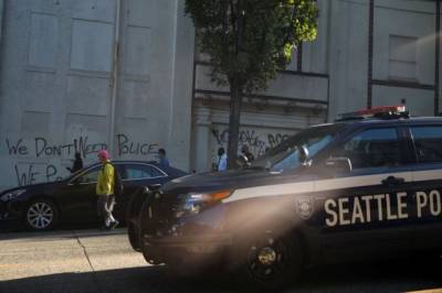 В США протестующие напали на полицейские участки в Сиэтле и Портленде