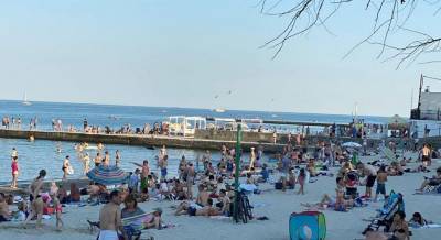 В Одессе пляжи и клубы переполнены людьми: журналисты выяснили, соблюдают ли отдыхающие карантинные ограничения (фото, видео)