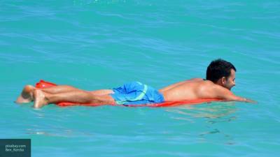 Двух туристов унесло на надувном матрасе в море в Анапе