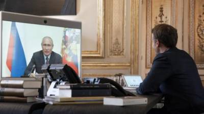 Макрон принял приглашение Путина посетить его "с полноформатным визитом"
