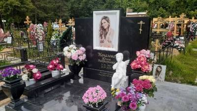 Безутешный фанат Юлии Началовой больше года "заряжает" воду и моет памятник на ее могиле