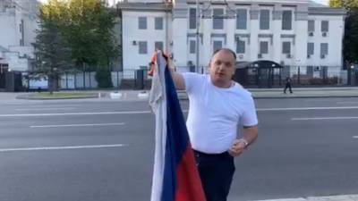 Мэр Конотопа сжег трофейный флаг России напротив посольства