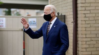 Байден пообещал сделать ношение масок обязательным, если стане президентом
