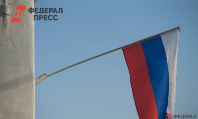 Мэр Конотопа сжег российский флаг у здания посольства РФ