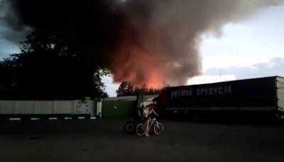 Пожарные ликвидировали открытое горение в ангаре в Подольске