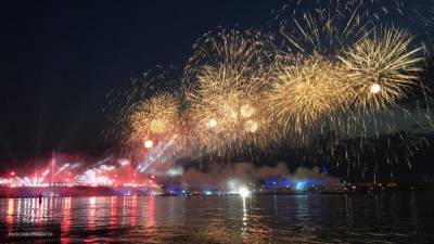 Небо над Петербургом озарилось салютными залпами в честь праздника "Алые паруса — 2020"