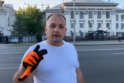Мэр украинского города сжег российский флаг перед посольством