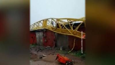 В Набережных Челнах мощный ветер повалил два строительных крана