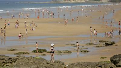 Европейское лето: мобильники отслеживают, на пляж не пускают