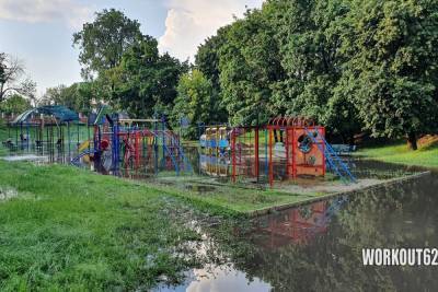 В центре Рязани затопило детскую и спортивную площадки