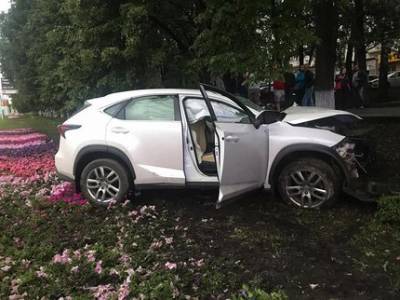 В центре Уфы Lexus NX с тремя женщинами влетел в столб
