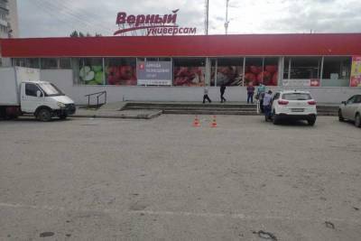 Дорожная полиция ищет водителя, сбившего двух девушек у магазина в Екатеринбурге