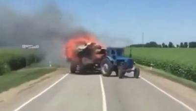 На Кубани трактор с горящими прицепами спалил пшеничное поле. Видео