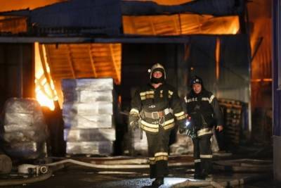 В Волгоградской области сгорели деревянные дом, гараж и баня