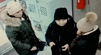 Три девушки расплачивались чужой картой в магазинах, их ищет полиция