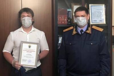 В Москве наградили мужчину, спасшего 12-летнюю девочку в Тверской области