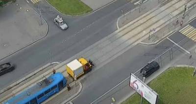 Трамваи задерживаются на Симферопольском бульваре из-за повреждений контактной сети