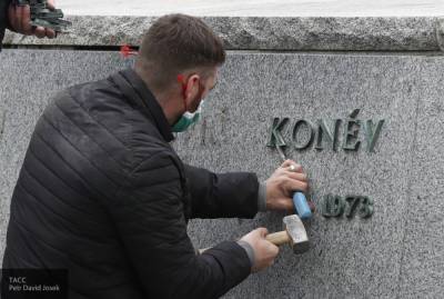Захарова оценила попытку главы района Прага-6 обвинить Россию в сносе памятника Коневу