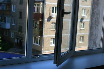 В Харькове девочка выпала из окна пока отец ходил за водой: ребенок не выжил