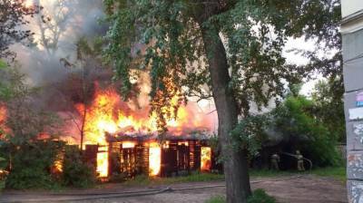 Крупный пожар уничтожил 12 сараев возле автовокзала в Воронеже