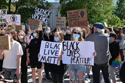 В США во время акции протеста против расизма неизвестный устроил стрельбу