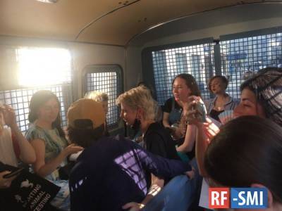 Полиция задержала в Москве участниц пикетов в защиту Юлии Цветковой