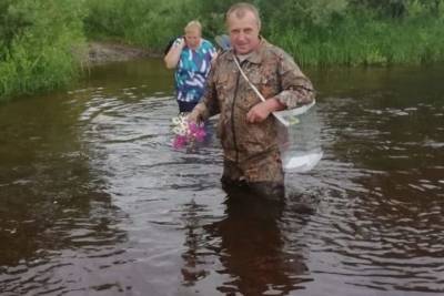 В отдаленные деревни Ярославской области к избирателям ходят даже через реку