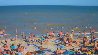 Море на популярном курорте Одессы окрасилось в странный цвет: кадры аномалии