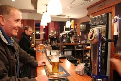 Германия: В Сааре пиво снова можно покупать у барных стоек