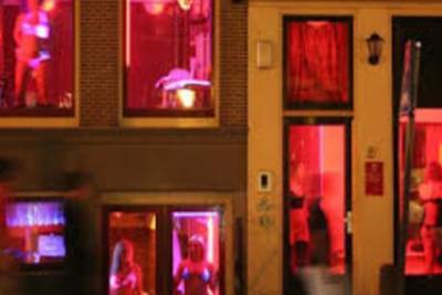 В Амстердаме работники улицы красных фонарей возвращаются к работе