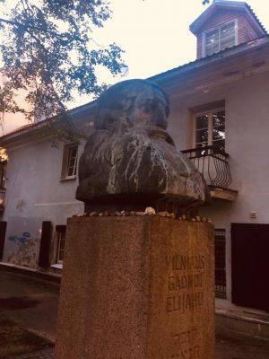 Антисемиты осквернили в Вильнюсе памятники двум выдающимся евреям