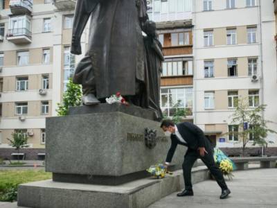 Зеленский возложил цветы к памятнику создателя первой Конституции Украины