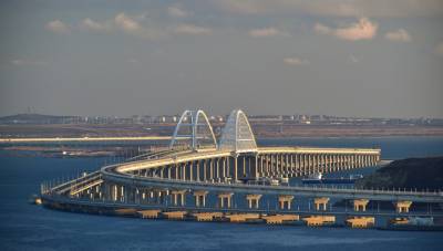 Президент не планирует запускать движение грузовых поездов по Крымскому мосту