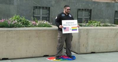 Фото: пикетчик растоптал ЛГБТ-флаг у посольства США в Москве
