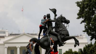 В США предъявили обвинения за осквернение памятника Джексону