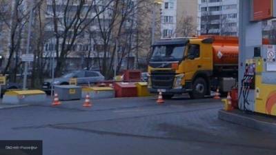 Сотрудники МЧС потушили вспыхнувший на автозаправке бензовоз в Татарстане