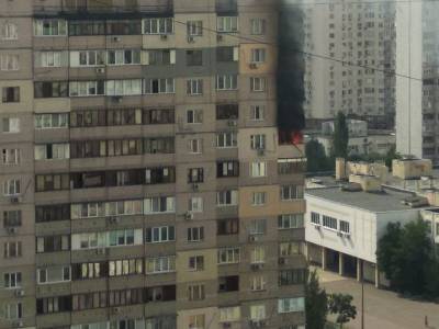 В Киеве произошел сильный пожар в доме на Позняках, по соседству со взорвавшимся