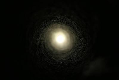 Ученые заявили о способности черных дыр порождать жизнь