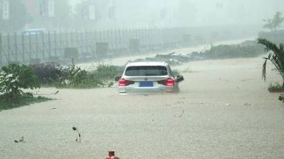 Центр Китая пострадал от сильных ливней: затоплены дома и дороги – видео
