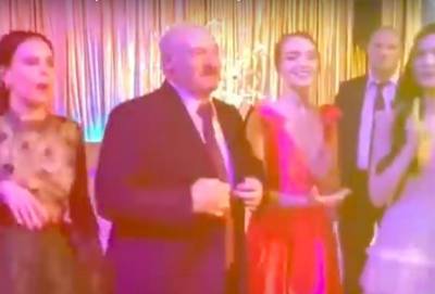 Танцующий с выпускницами Лукашенко попал на видео