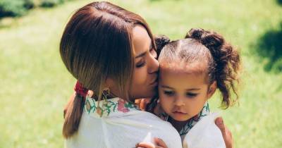 Гайтана показала яркие фото с дочкой и чувственно поздравила ее с 3-летием
