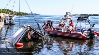 Спасатели доставили на берег пассажиров севшего на мель катамарана под Владимиром