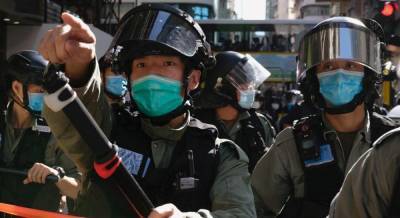 В Гонконге арестовали более 50 человек после беспорядков во время протестов (фото)