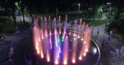 В Киеве открыли новый интерактивный свето-музыкальный фонтан (12 фото)