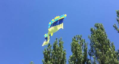В День Конституции над Донецком запустили огромный флаг Украины