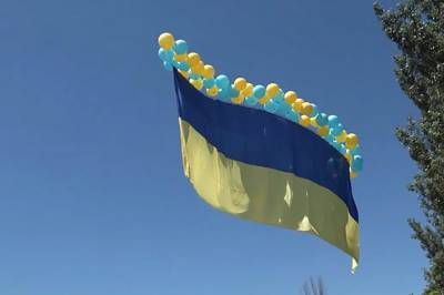 По случаю Дня Конституции в сторону неподконтрольного Донецка запустили 15-метровый флаг Украины