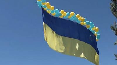 Над линией разграничения запустили флаг Украины – ВИДЕО
