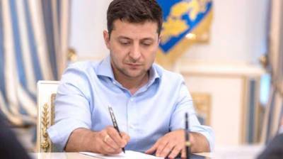 Зеленский подписал закон, позволяющий ОГА привлекать кредиты на ремонт дорог