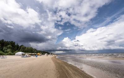 С пляжей в Юрмале пропали кабинки для переодевания: отдыхающие в недоумении